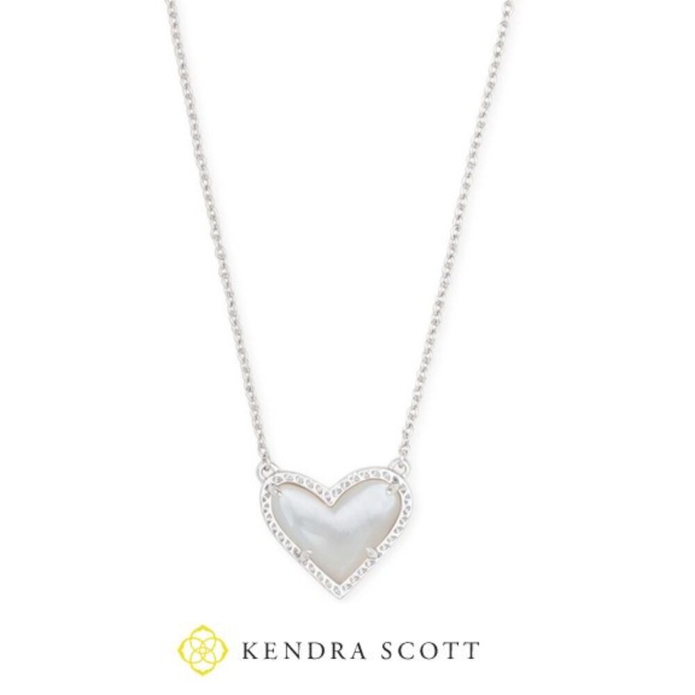 KENDRA SCOTT ARI HEART SHORT PENDANT (NWT)